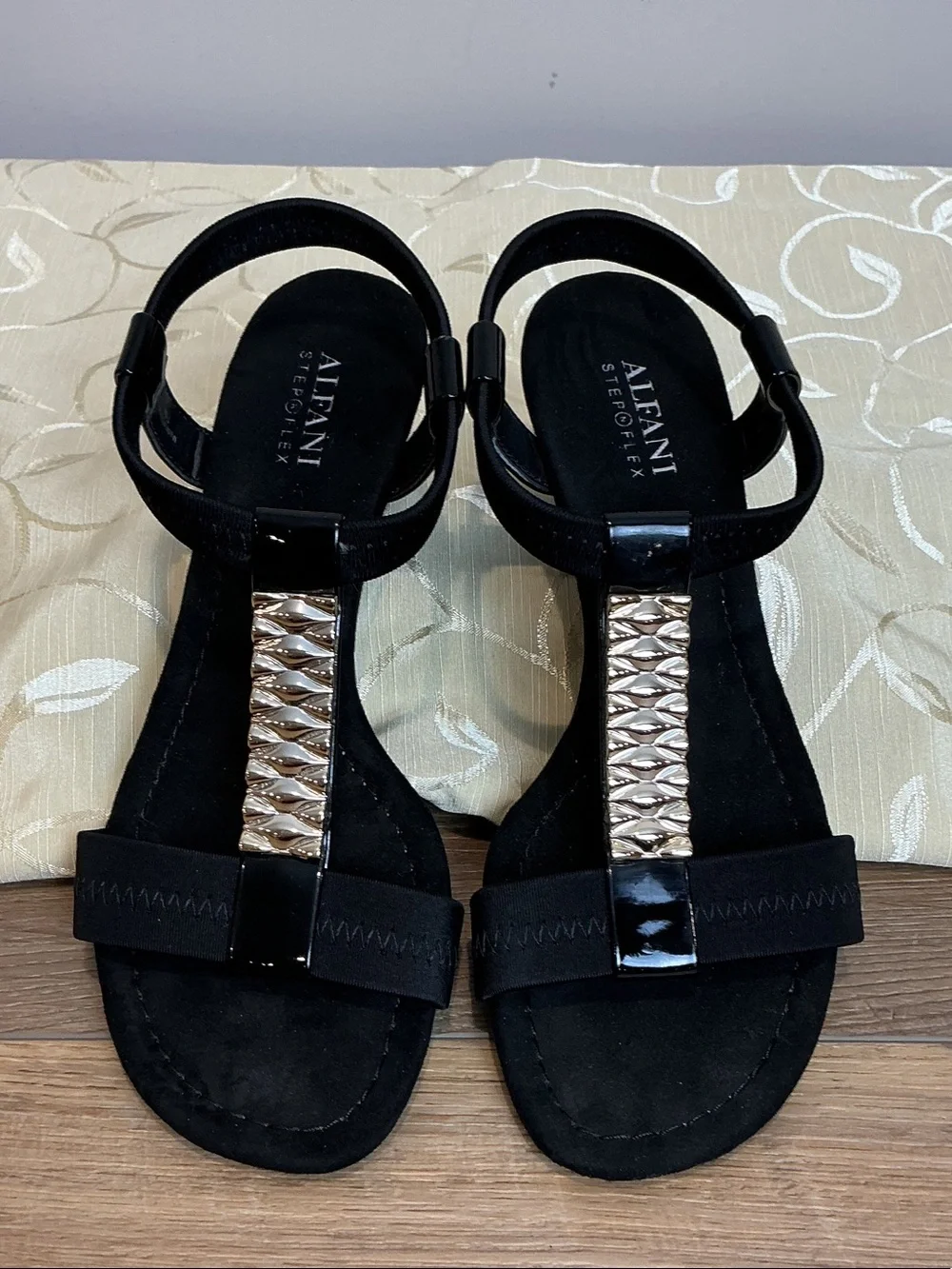 Alfani “Vacay” step n flex Black T-Strap wedge Sandals w/Gold Accent, size 7.5